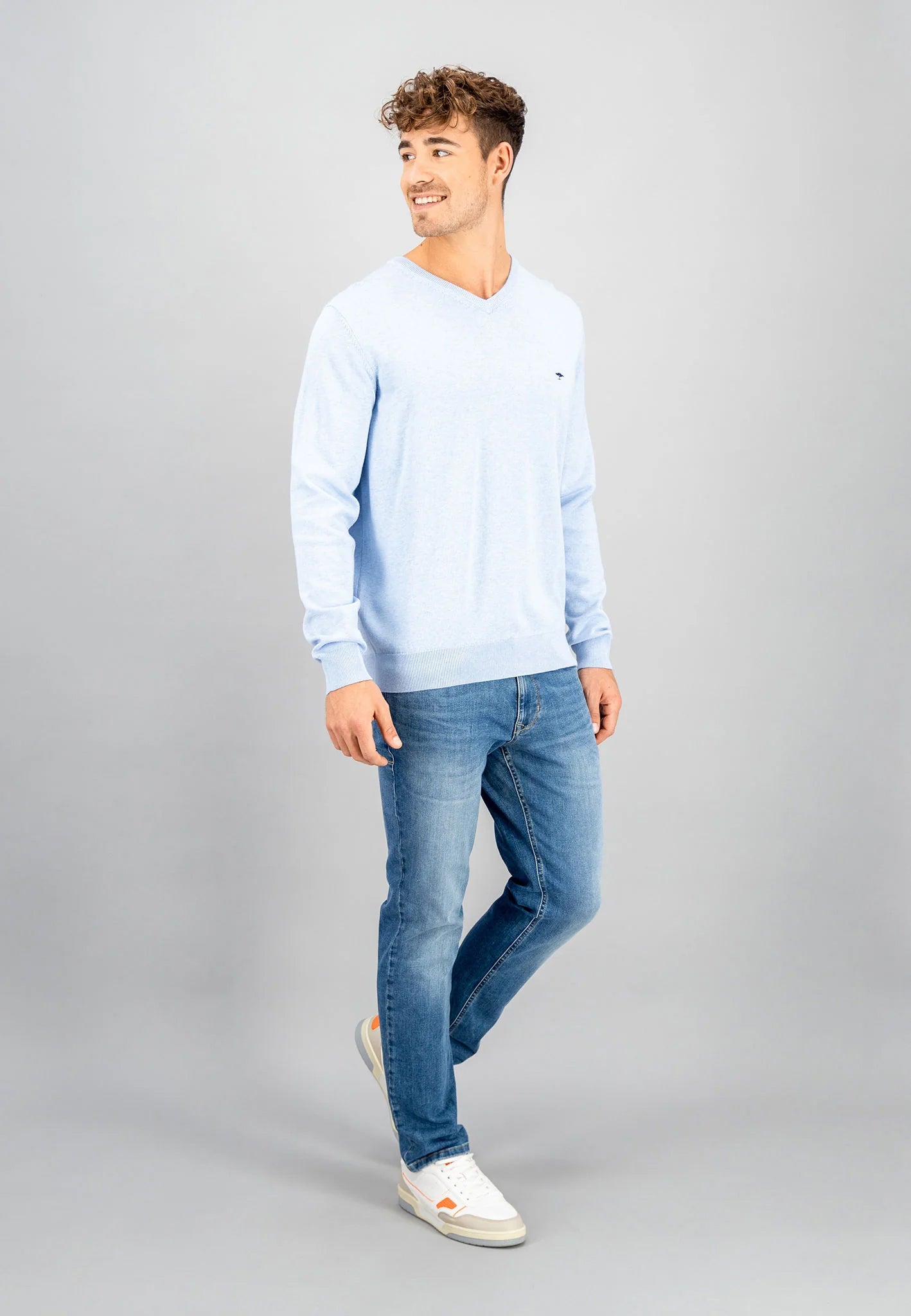 SOFT COTTON SWEATER WITH A V-NECK - Summer Breeze