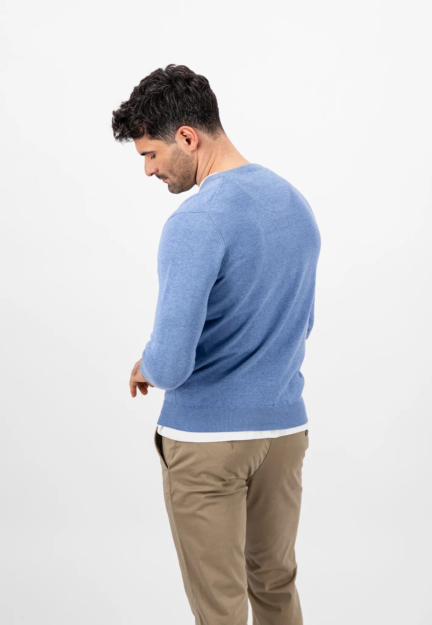 FINE-KNIT SWEATER WITH A CREW NECK - Crystal Blue