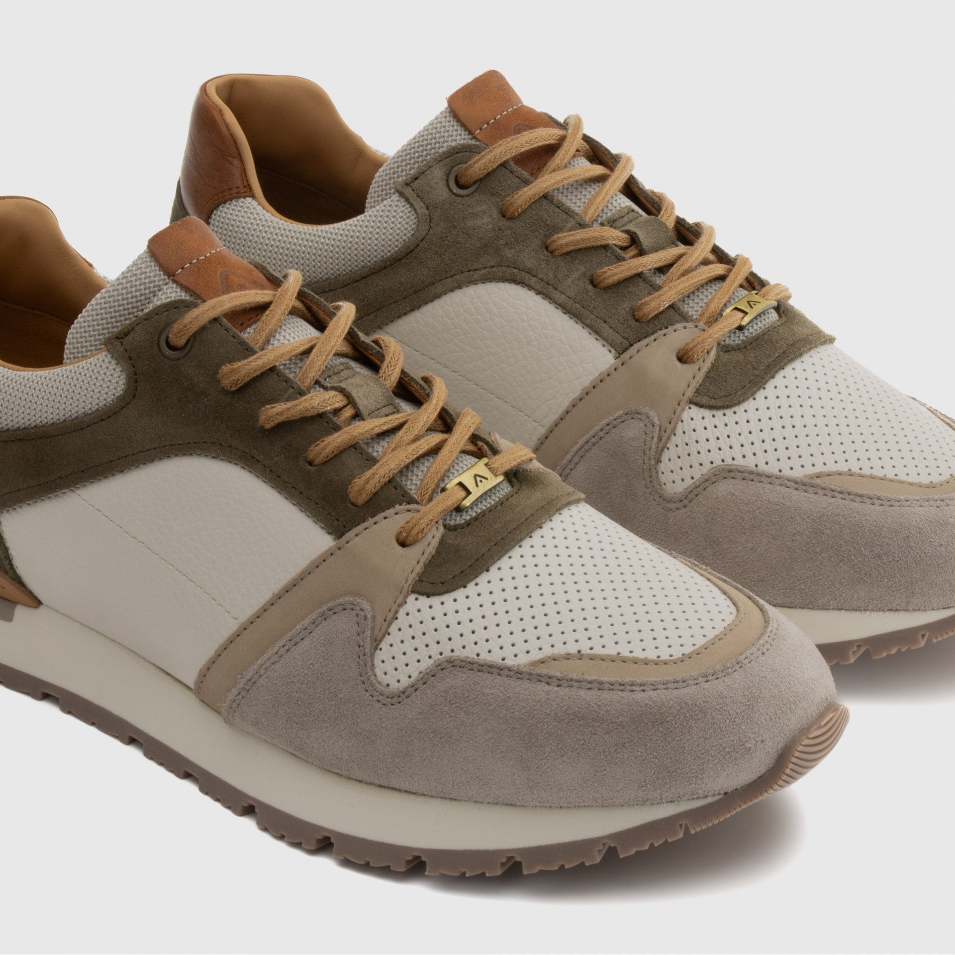 VINCE Classic Runner - Beige